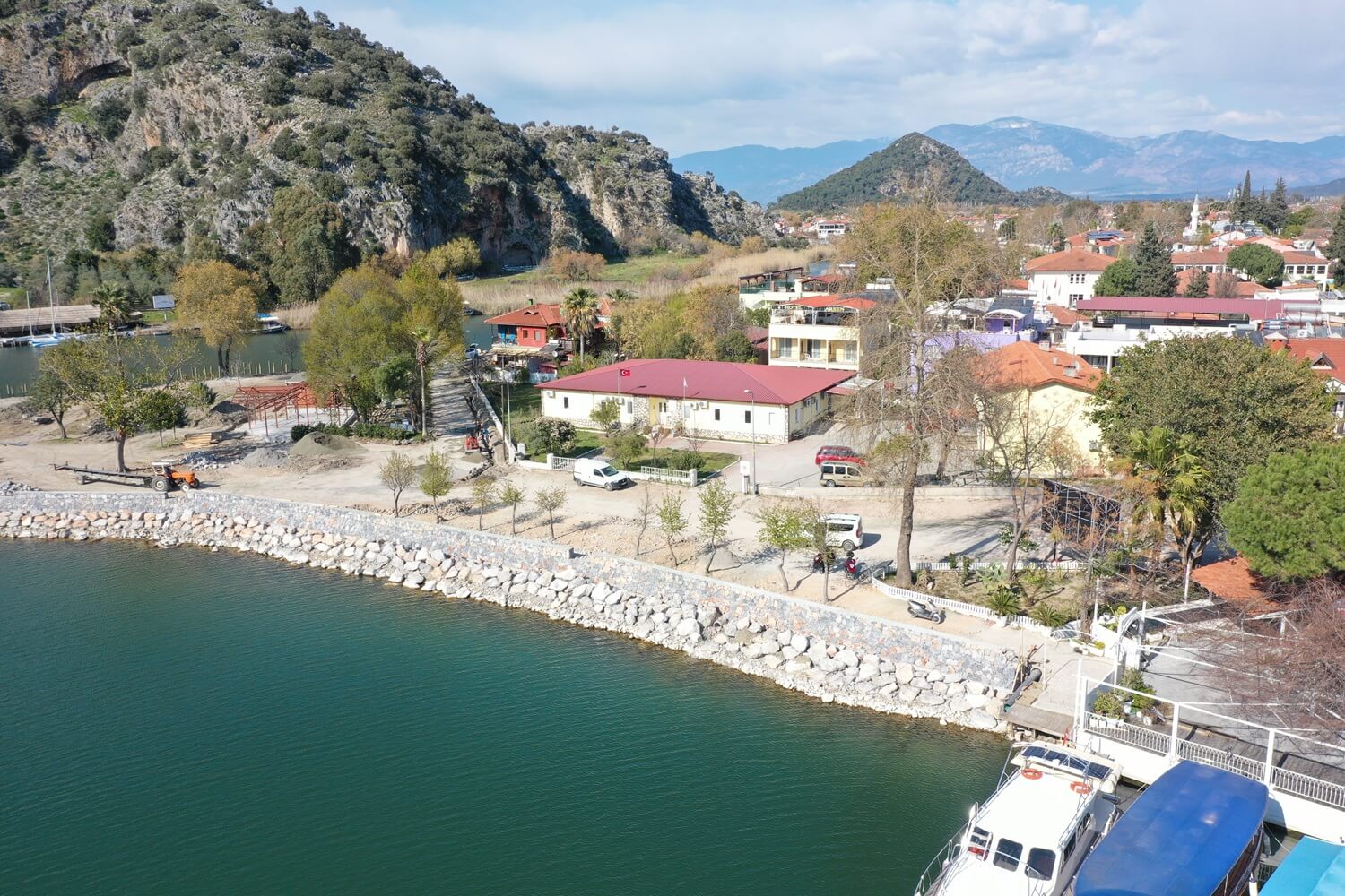 Dalyan çarşı ve kıyı şeridi düzenleme